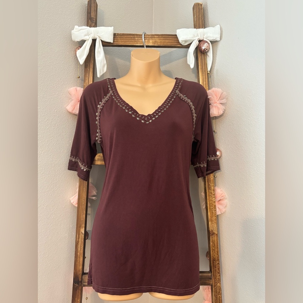 BKE Women's Short Sleeve V-Neck Top in Deep Maroon with Contrasting Stitch